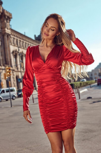 Czerwona satynowa sukienka z marszczeniami MISSY